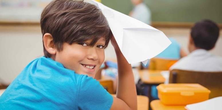 Student with paper airplane - AdobeStock_89373346 2